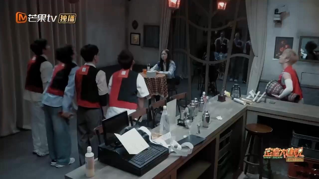 #王栎鑫吹卡祖笛为厚米团伴奏#在水吧，苏醒、王铮亮、俞灏明、张远微笑跳魔性舞，王