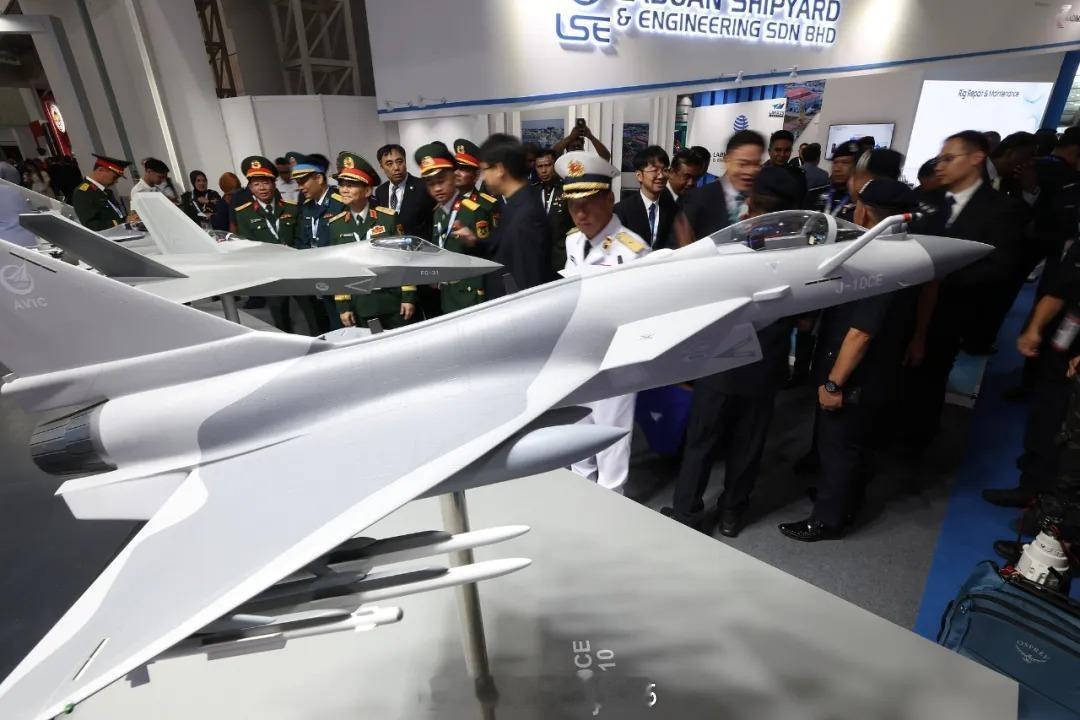 【航展上成流量担当！中国歼10CE 靠什么出圈？】日前，第十七届兰卡威国际海事与