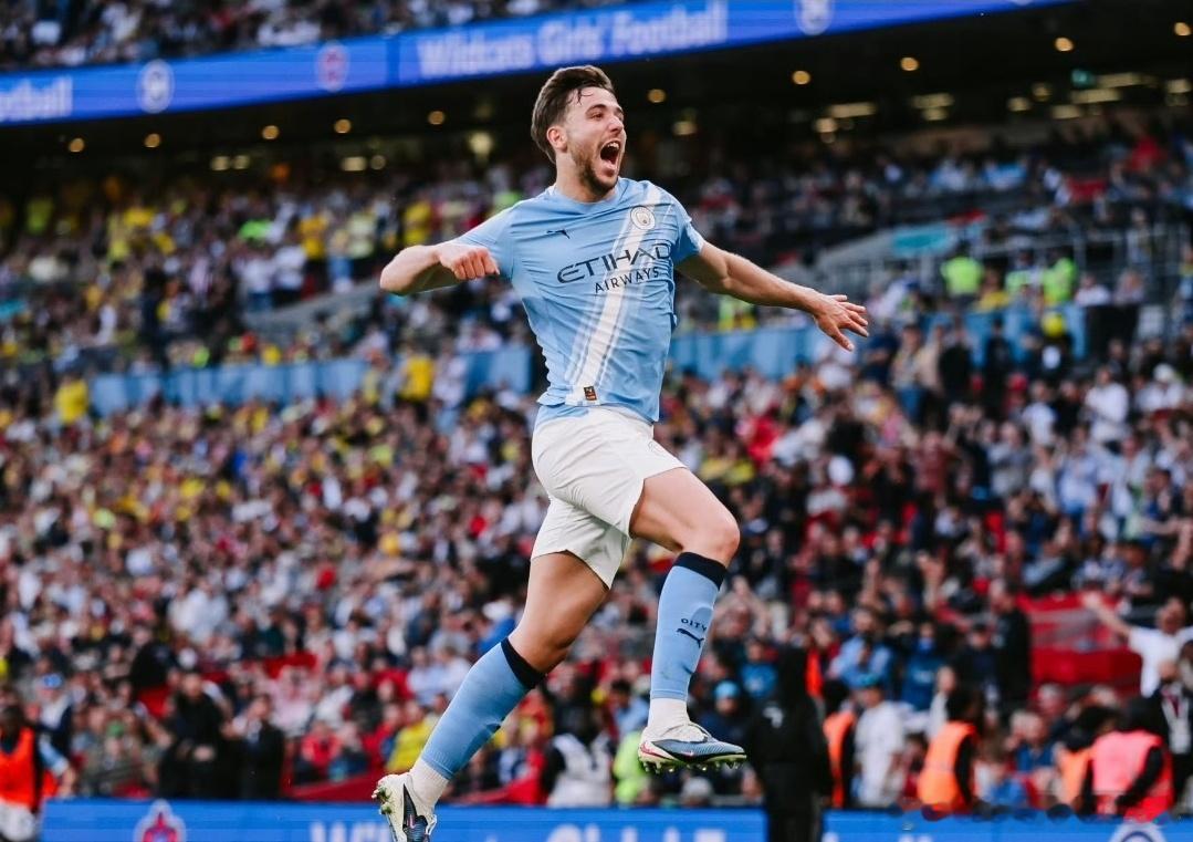 曼城斩获2:1胜利击败南安普顿，在联赛杯决赛顺利登顶，圆满收获本赛季首座冠军奖杯