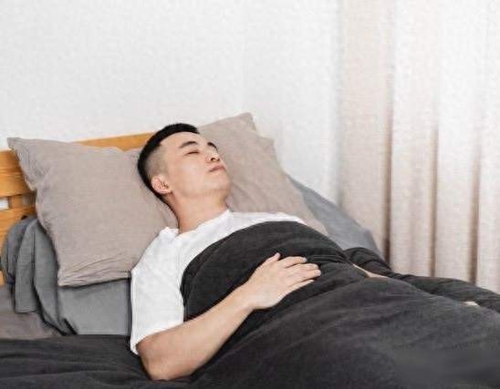 习惯侧睡的男人，无论朝左还是朝右，大多藏着这6个特质