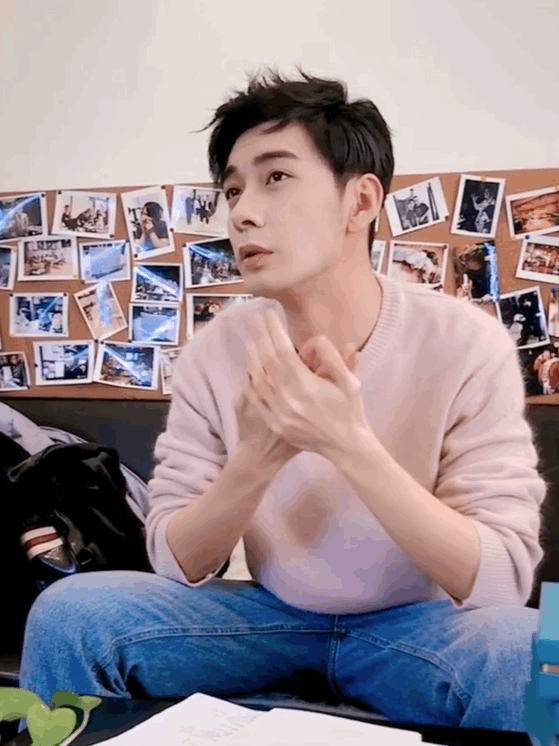 是不是看到了好吃的~又咽口水又吐舌头的~   陈星旭炎拓📚陈星旭枭起青壤