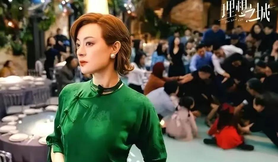孙俪又美回来了
之前被说丑
这次的造型真的很不错
无论绿色旗袍造型
还是红色造型