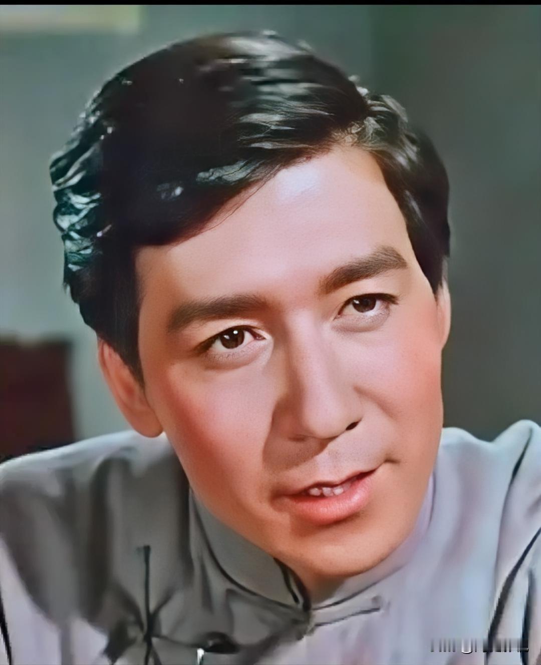 大家还记得这位男演员吗？
没想到他已去世40年了，他年轻时相貌堂堂，身材魁梧，虽