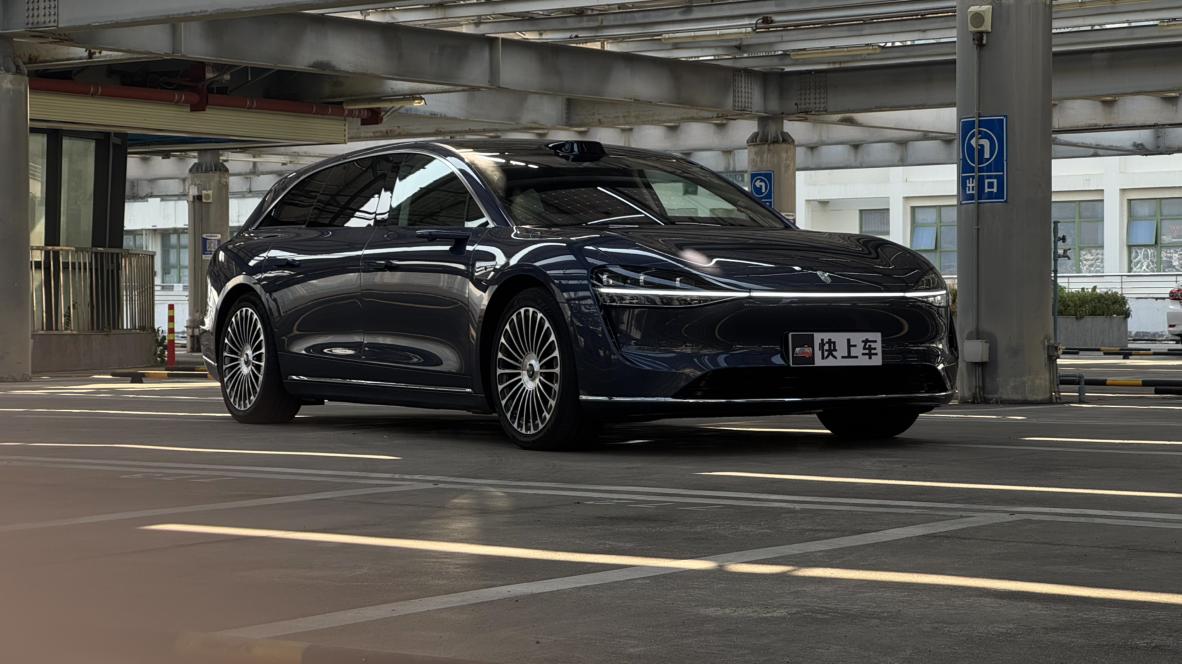 一台车在不同光影下可以表现出不同的颜色……猎装版车确实好看[呲牙]【来自懂车帝车