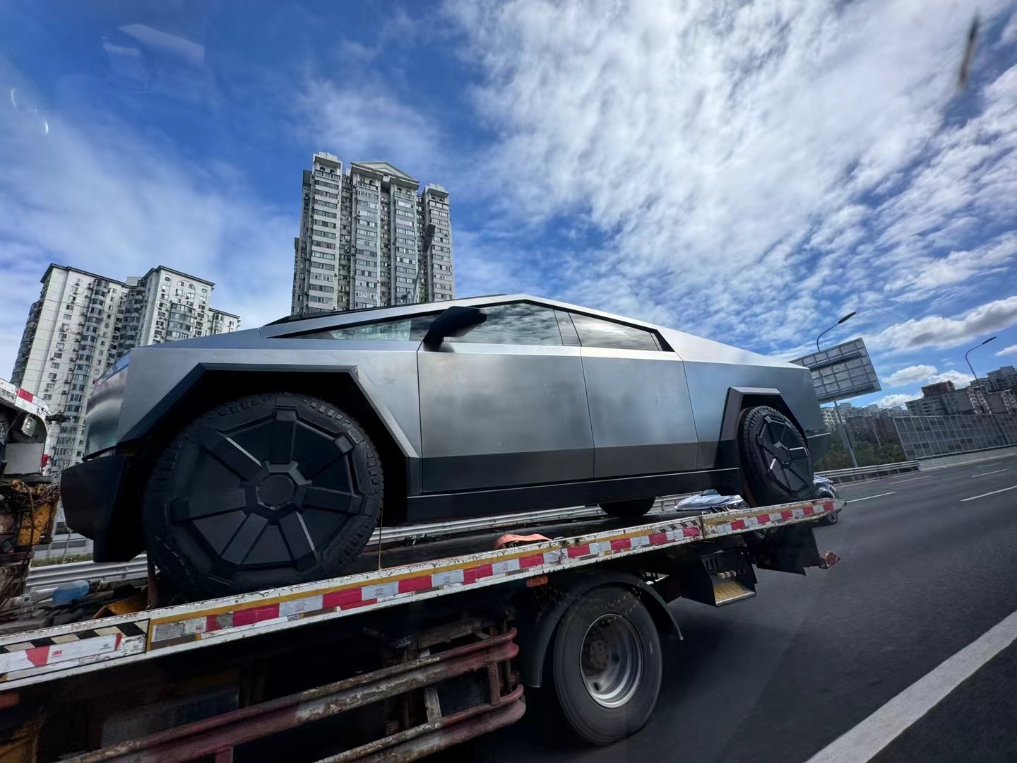 CyberTruck现在也只能这么上路了！#特斯拉[超话]# ​​​