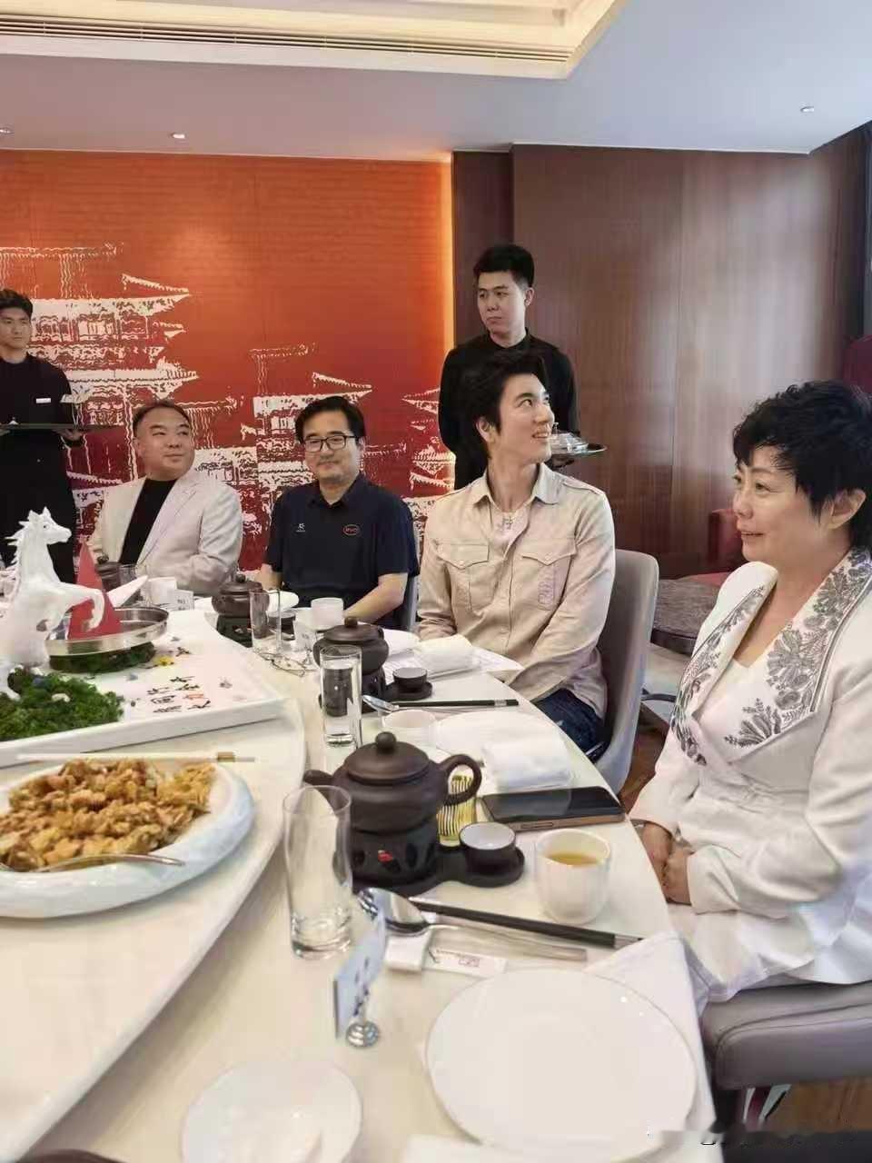 王力宏现身比亚迪高层饭局！身旁全是核心高管，这是要官宣2026全新代言人？还是有