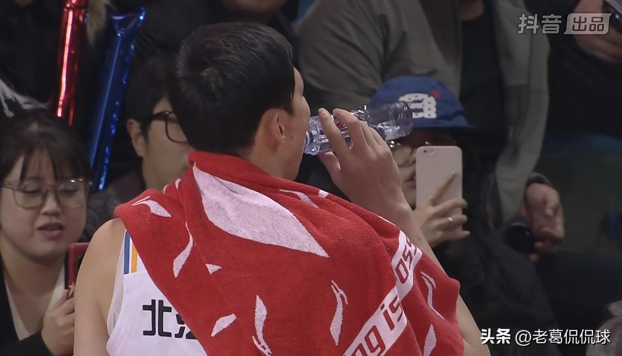 北京北汽超级巨星周琦真是太受欢迎了！在今天北京北汽客场挑战长白山恩都里的赛前，当