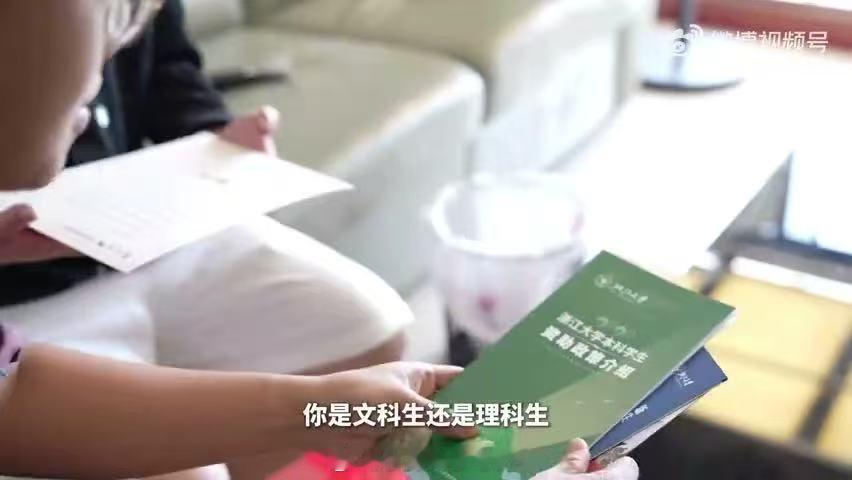 大学生骑士搭档喜单选手上门送喜想努力，任何时候都不算晚。龙哥穿梭街巷递送喜悦，终
