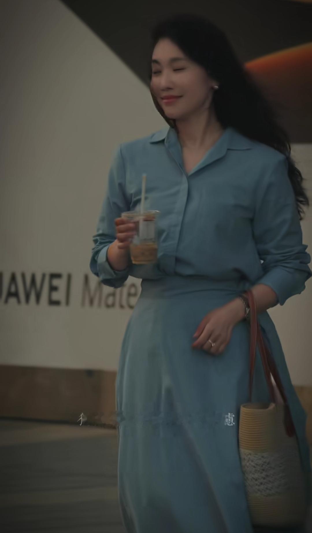 蓝衣女子行，心随影动。