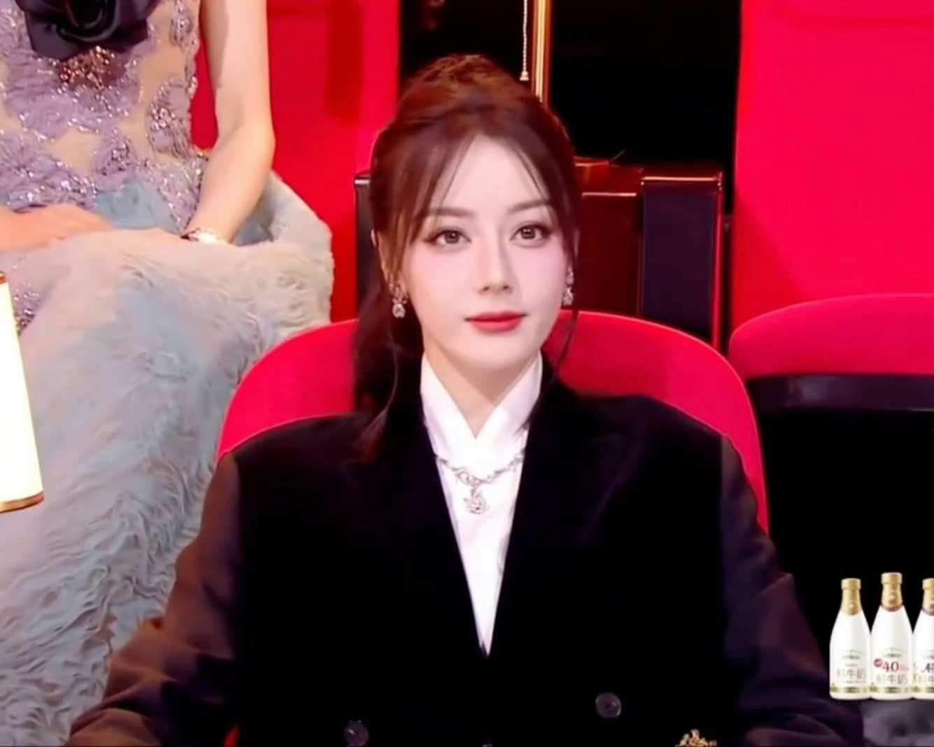 此女今年几岁 live图不点开错亿亿。迪丽热巴工作室 造型 ​​​