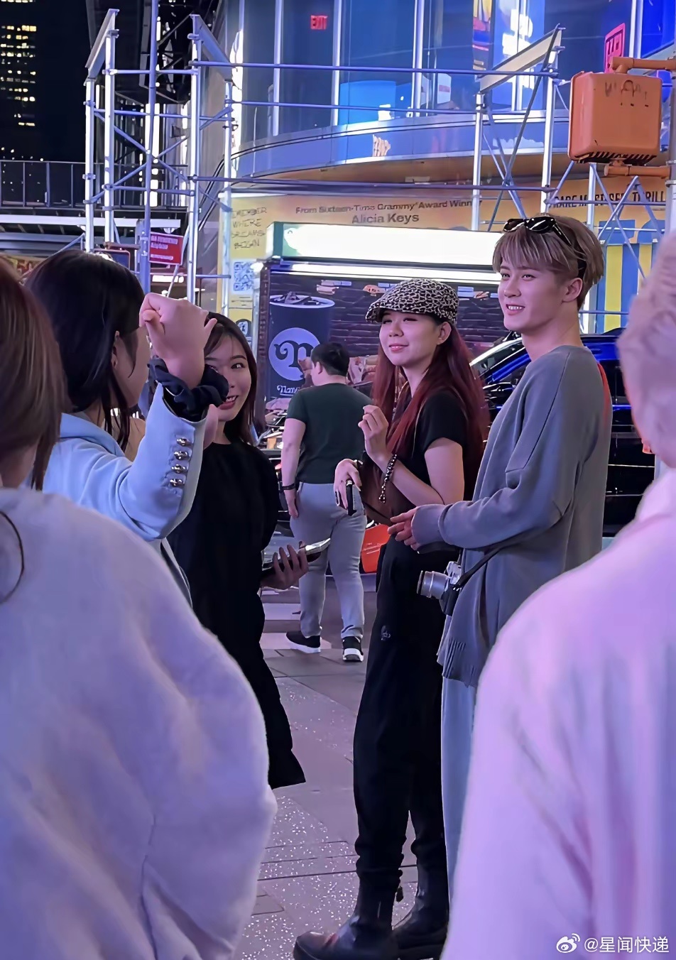 路人视角下檀健次并不矮啊，虽然一头黄毛，但是还是干净清爽的感觉。檀健次