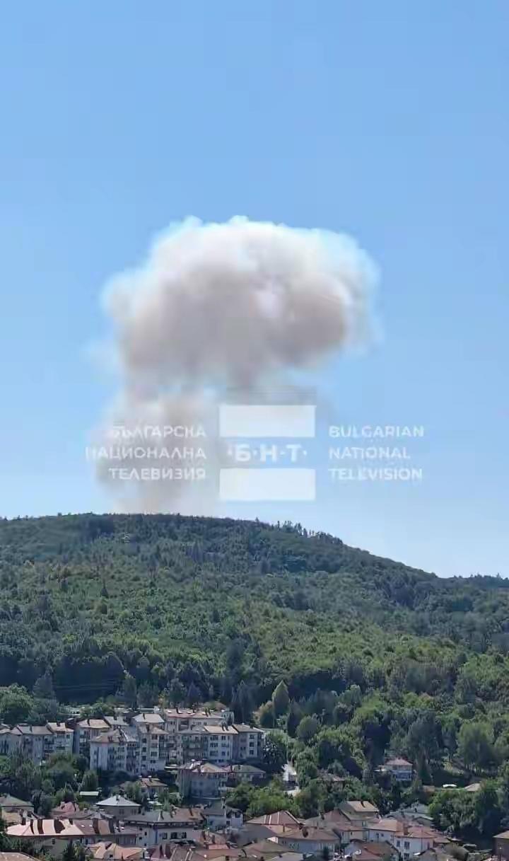 保加利亚一处弹药仓库发生爆炸。

​当地媒体消息，事故起因是一辆货车起火，火势随