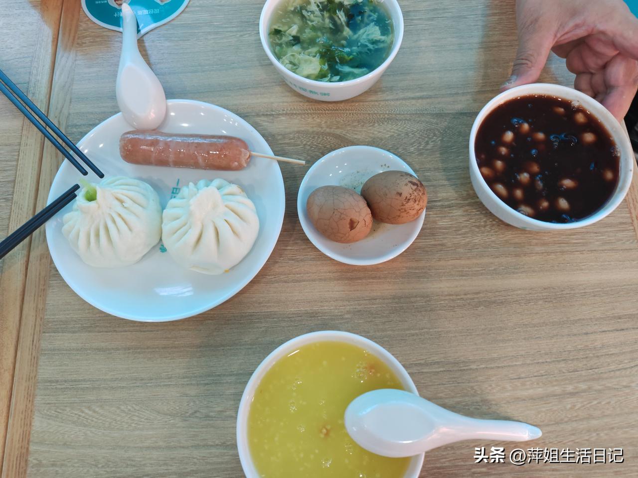 早午餐分享～
早晨五点多我和老公起床洗漱，都觉得不饿，那就忙着往楼下车里运东西吧