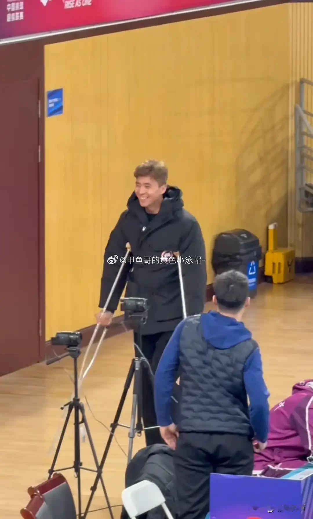 男排帅哥张景胤坐着轮椅进去，拄着双拐站起来，迈出了康复第一步。和半年前坐着轮椅上