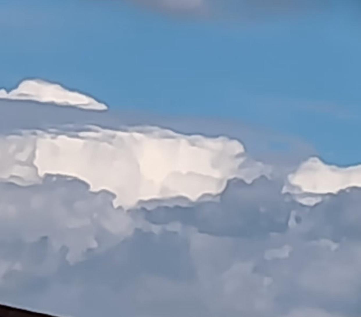 上联：天上无云难下雨，邀请下联我对的下联是，地上有雾易成霜。