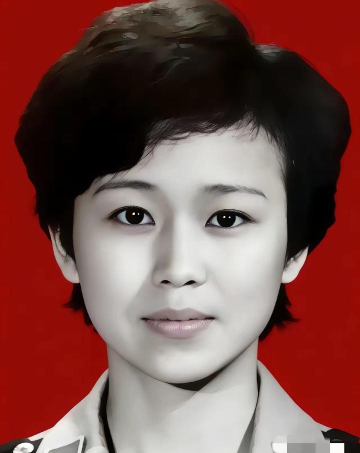 钟惠玲，女，汉族，1965年11月生，云南大理人，1983年入伍，中共党员，中国