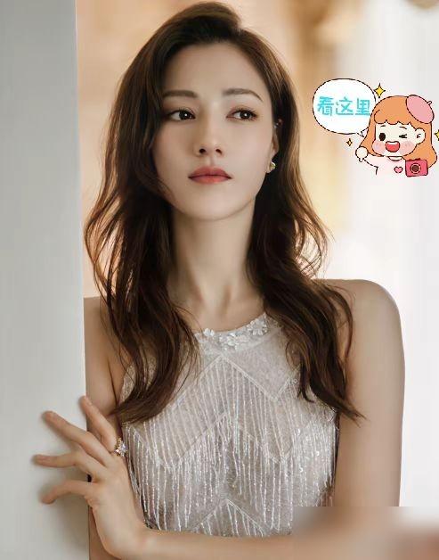 一张外国脸，演活了苏妲己！
争议也跟着来了。
一个俄罗斯女孩，没背景没人脉，