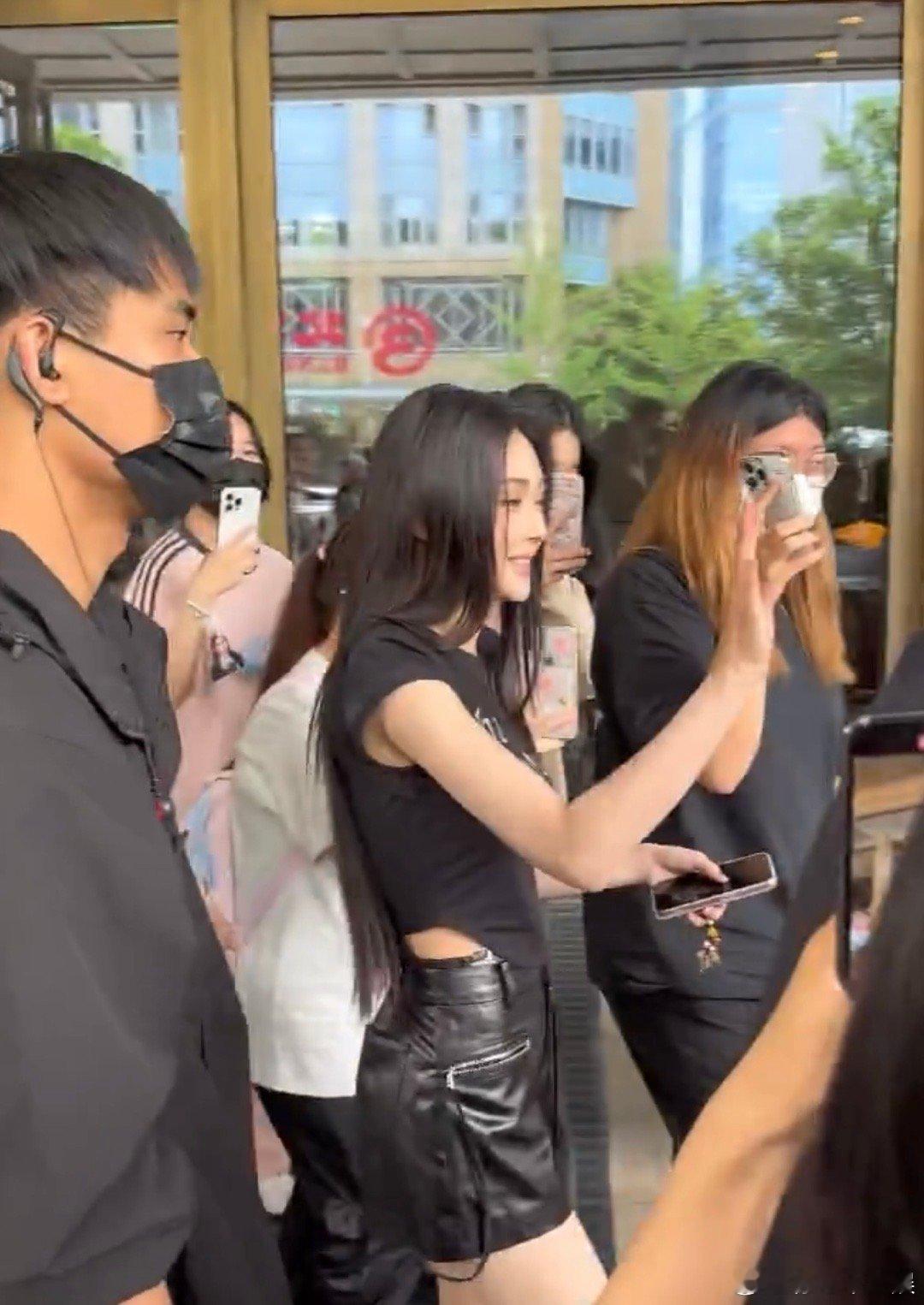 #陈冰发博晒和那英合照#我的天哪，这个梦幻联动我真的是一整个爱住了呀，陈冰和那英