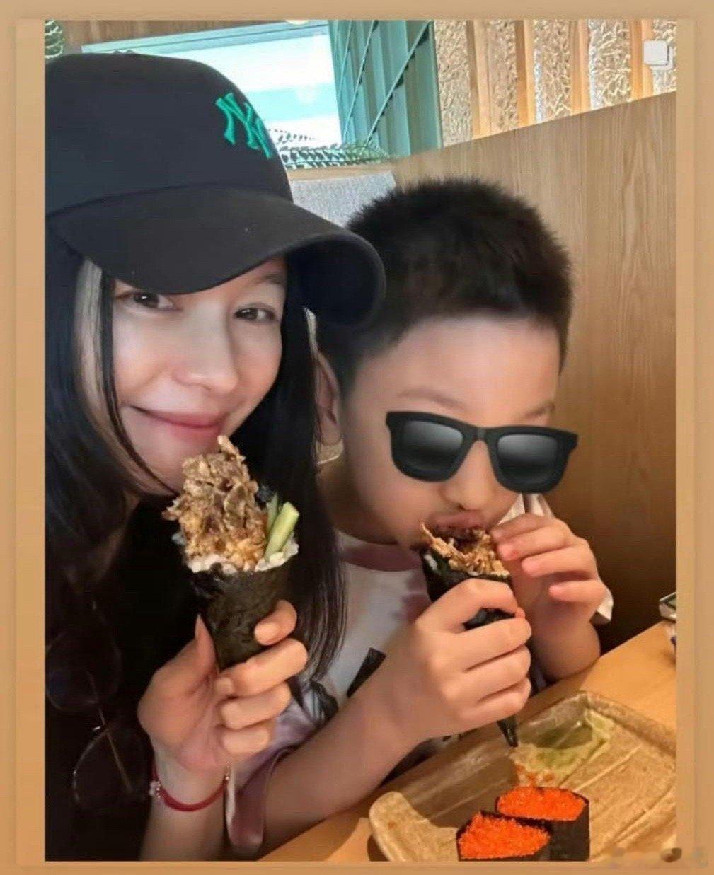 徐若瑄去新加坡看望儿子，并与他共度美好时光 ​​​