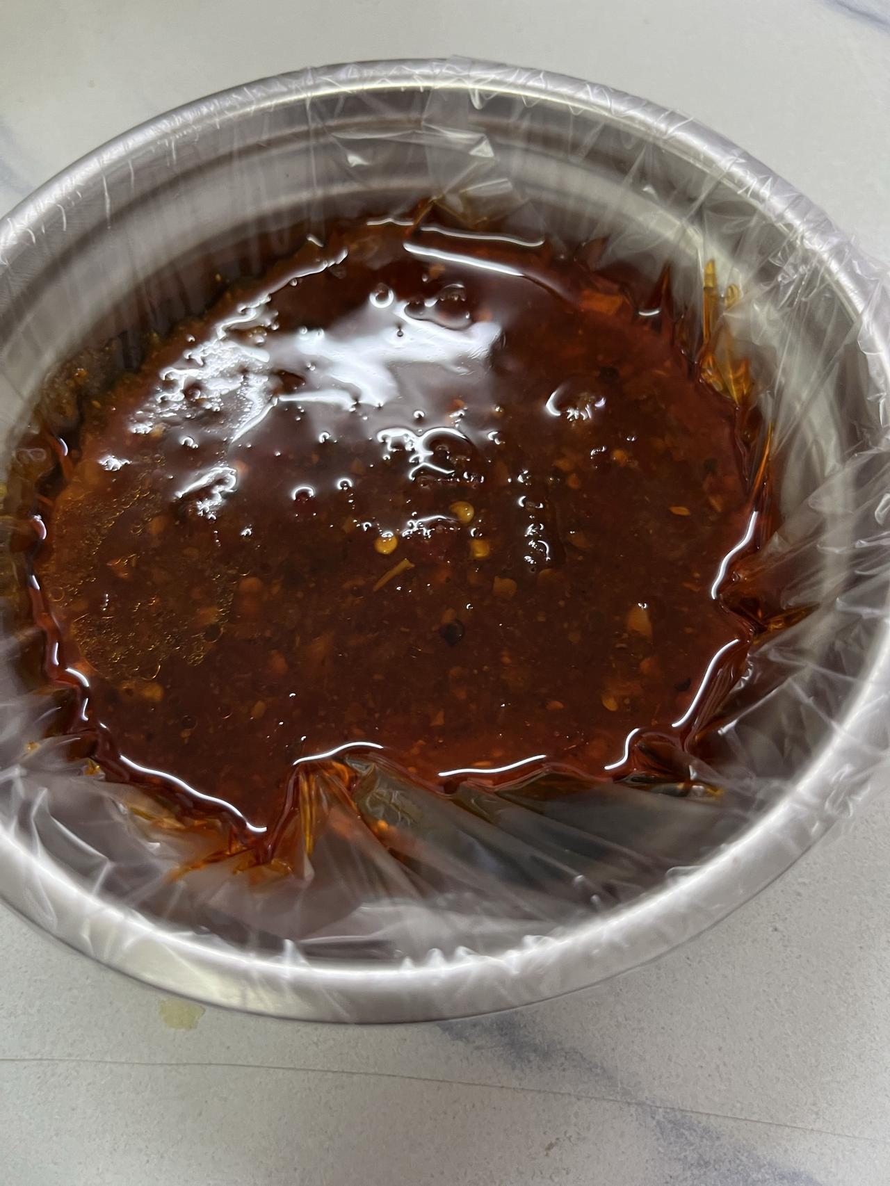 今天状态轻松愉快，天气也是多云舒适，我决定自制辣椒酱。
我用的是东北辣椒酱的做法
