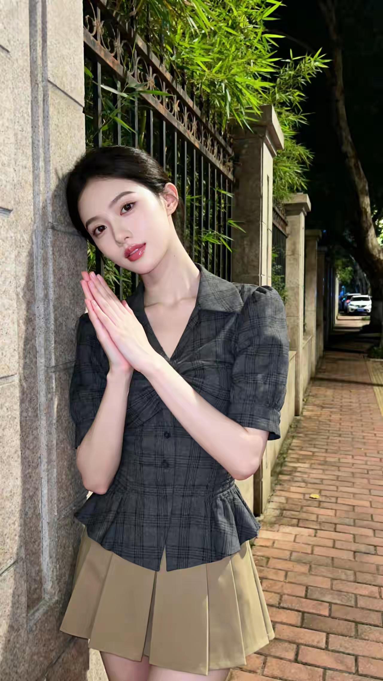 行囊羞涩都无恨，难得夫妻是少年。