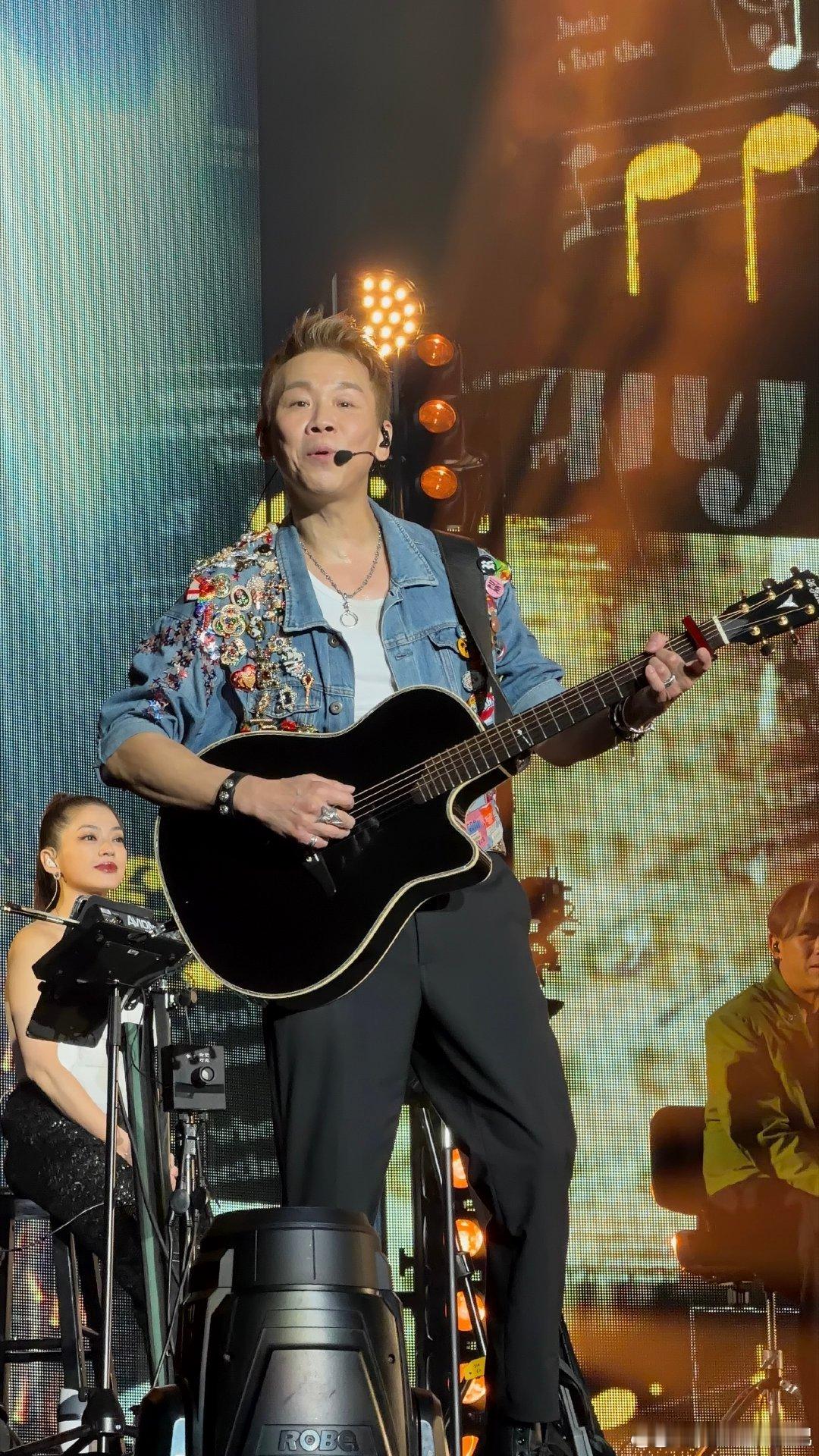 谁偷了陶喆的背心 谁干的好事！偷了陶喆的克罗心老头背心，快点物归原主，他一直念念