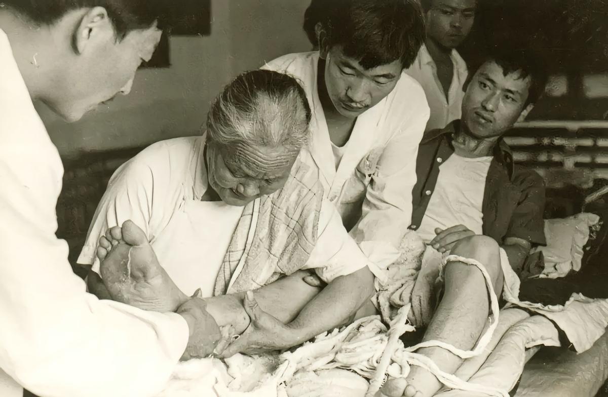 “打针吃药，不如双桥老太太一脚。”1965年某天，邓颖超腰部严重扭伤，躺在床上动