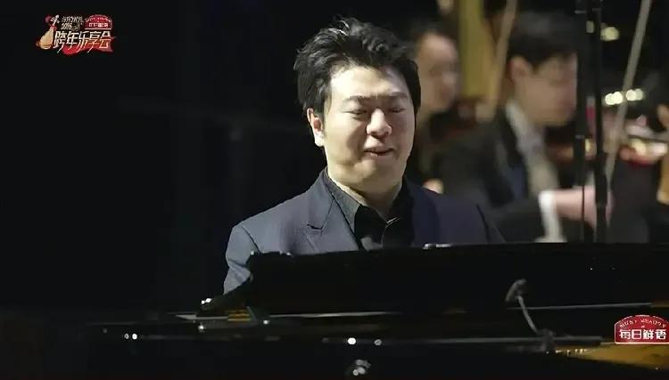 想不到！朗朗的钢琴弹的这么好！看他的手指胖乎乎的还那么灵活，而且表情投入的似与钢