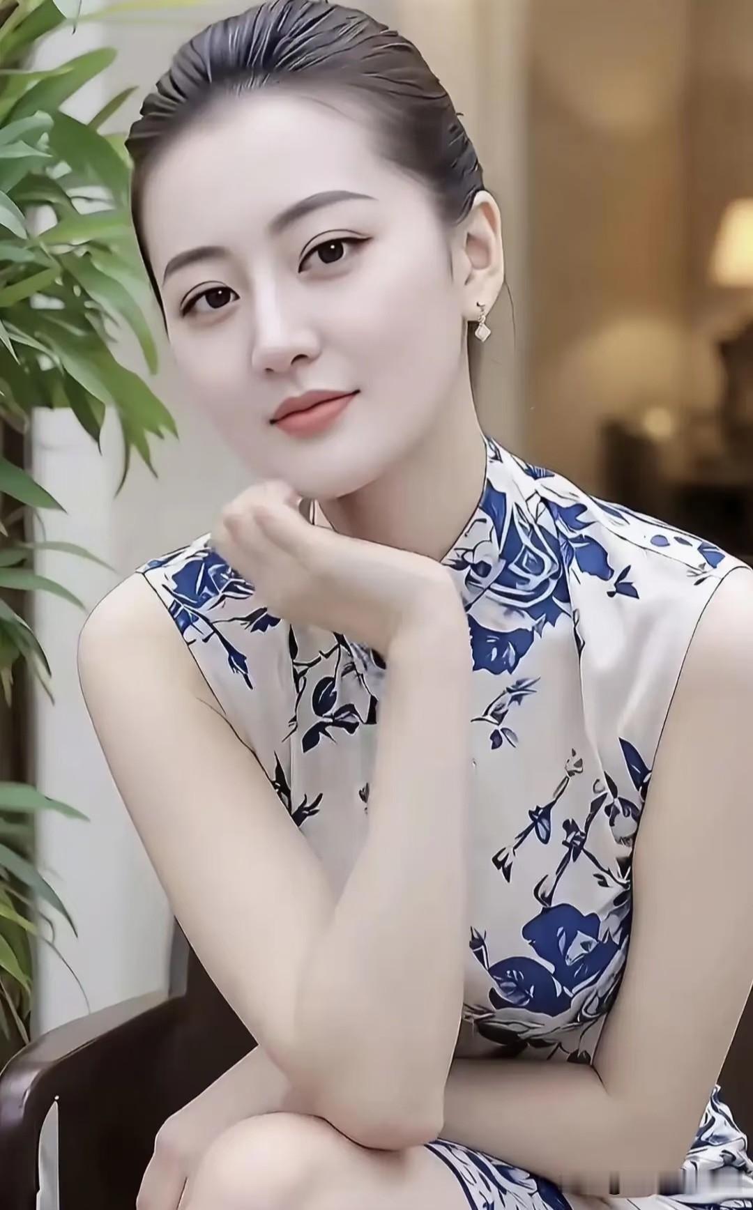 山坡羊·旗袍芳姿
 
云梳高髻，青花裁衣，柔荑轻托眉间意。
黛痕低，眼波宜，一身