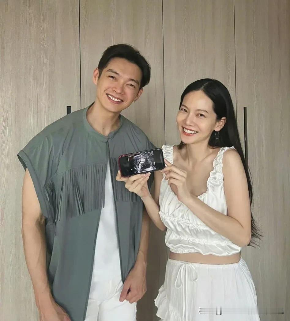 演员曾之乔官宣怀孕，夫妻俩晒出了甜蜜的第一张全家福，有多少网友还不知道他们俩人是