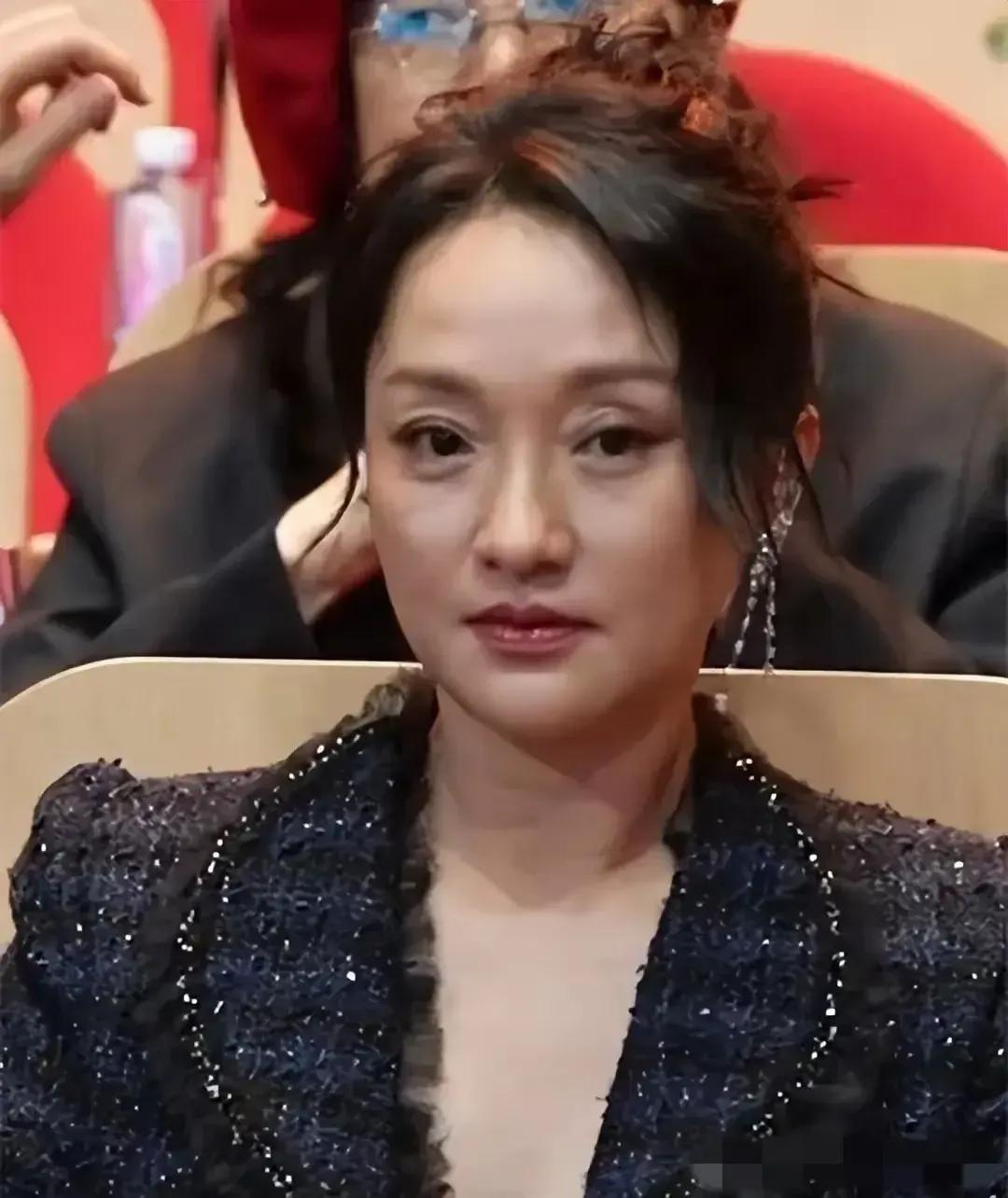 49岁长这样很不错了，人家只是女艺人，不是女巫，也没吃定颜丹，不要对人家那么苛求
