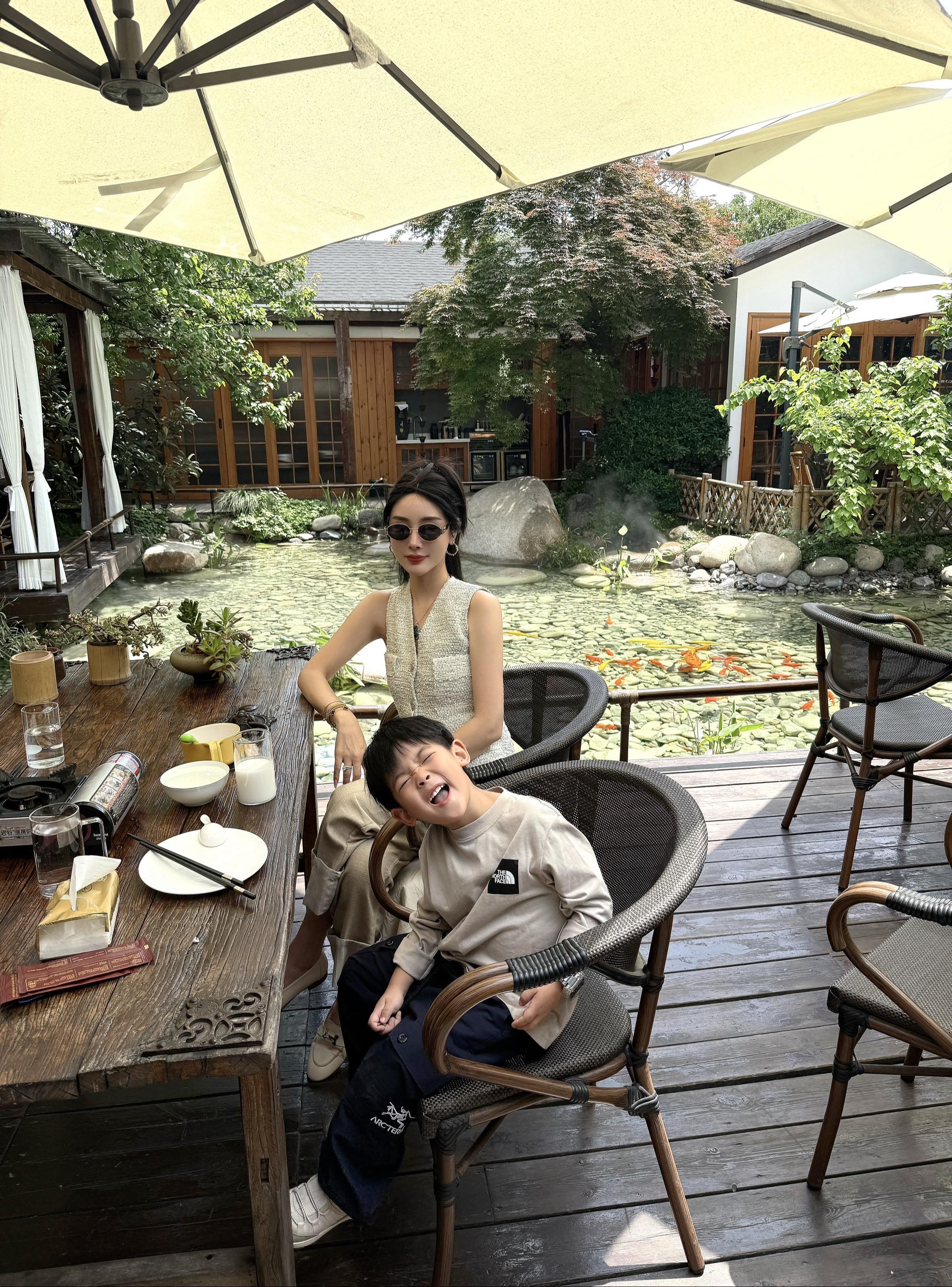 是女儿 是妻子 是妈妈 更是我自己 在长大 在失去 在接受 在好好生活...