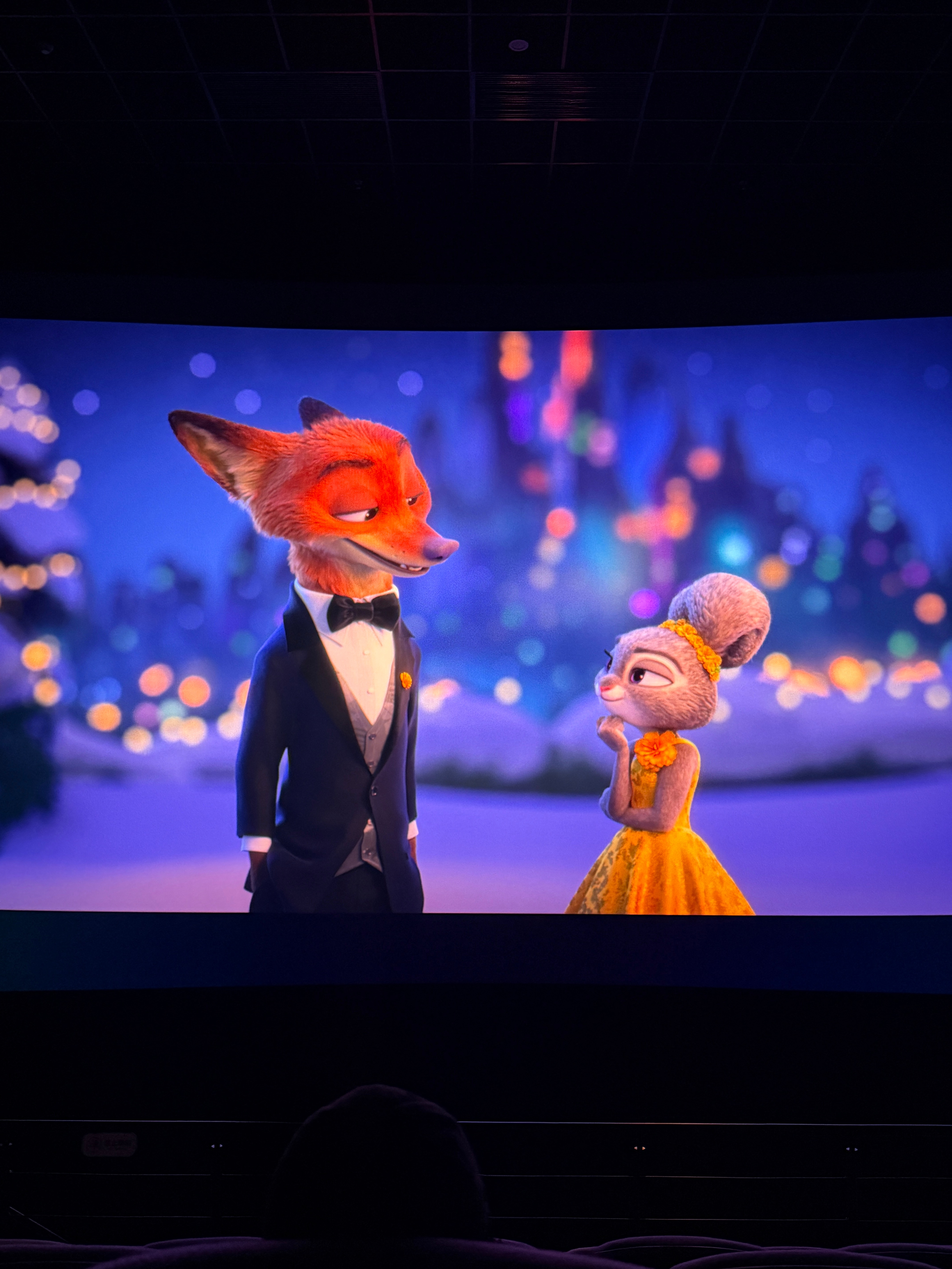 下午陪我妈看了疯狂动物城2然后回来蹲阿布扎比大奖赛练习赛！爽歪歪！卷妹的唠嗑