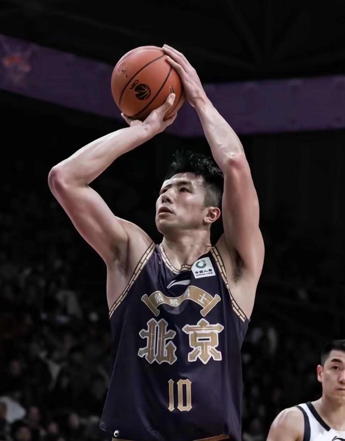 这真挺硬，北控内线邹雨宸晒出了自己的比赛图：长路漫漫，一拼到底 