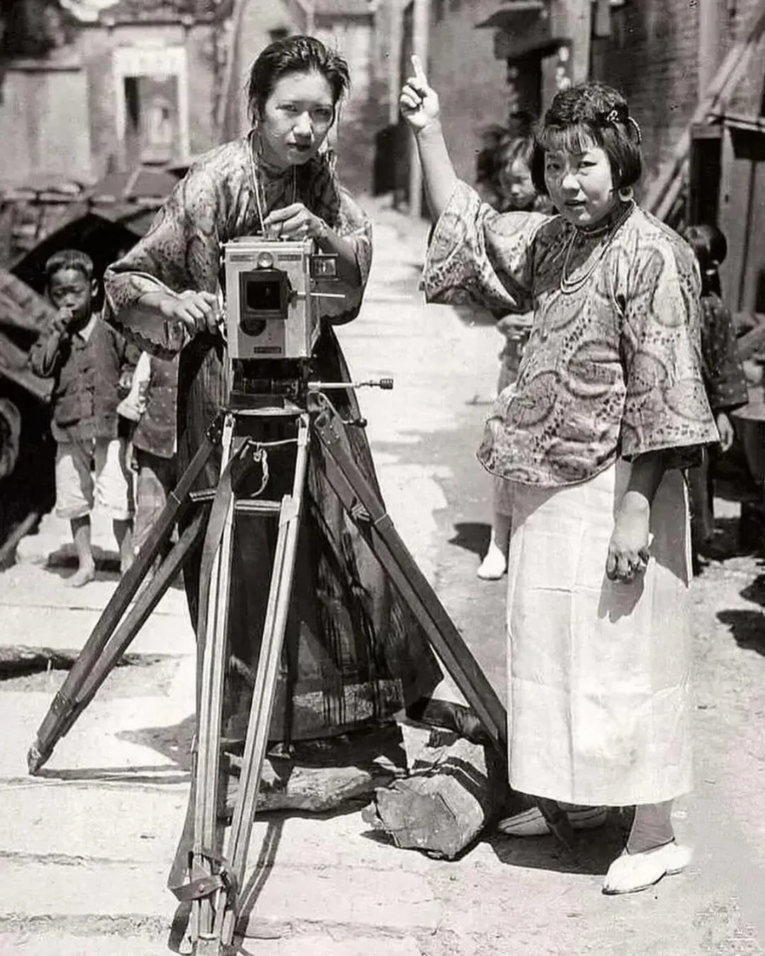杨爱立（左）与她的姨妈在广州拍摄电影， 1925 年。杨爱立可能是中国...
