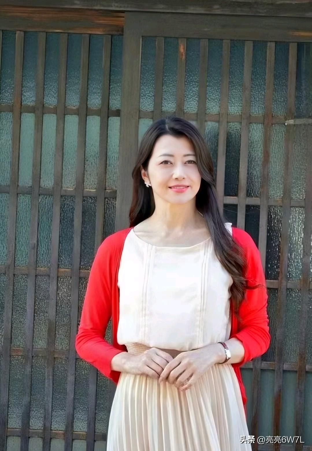 温柔甜美的穿搭，红色与米色搭配，尽显优雅气质！🌸👗💕这样的经典配色在很多女