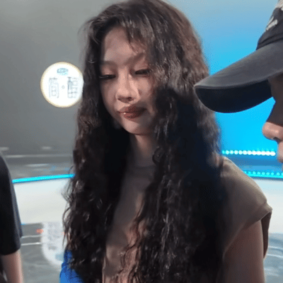 已经不知道看到多少人在橄榄树下面：原来好看的不是xx 而是单依纯。居然才反应过来