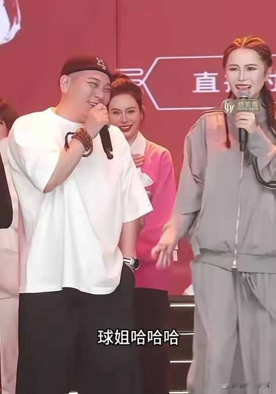 赵本山的女儿真是有表演天赋，上台表演很自然，球球和田娃一起对话好像说相声，球球和