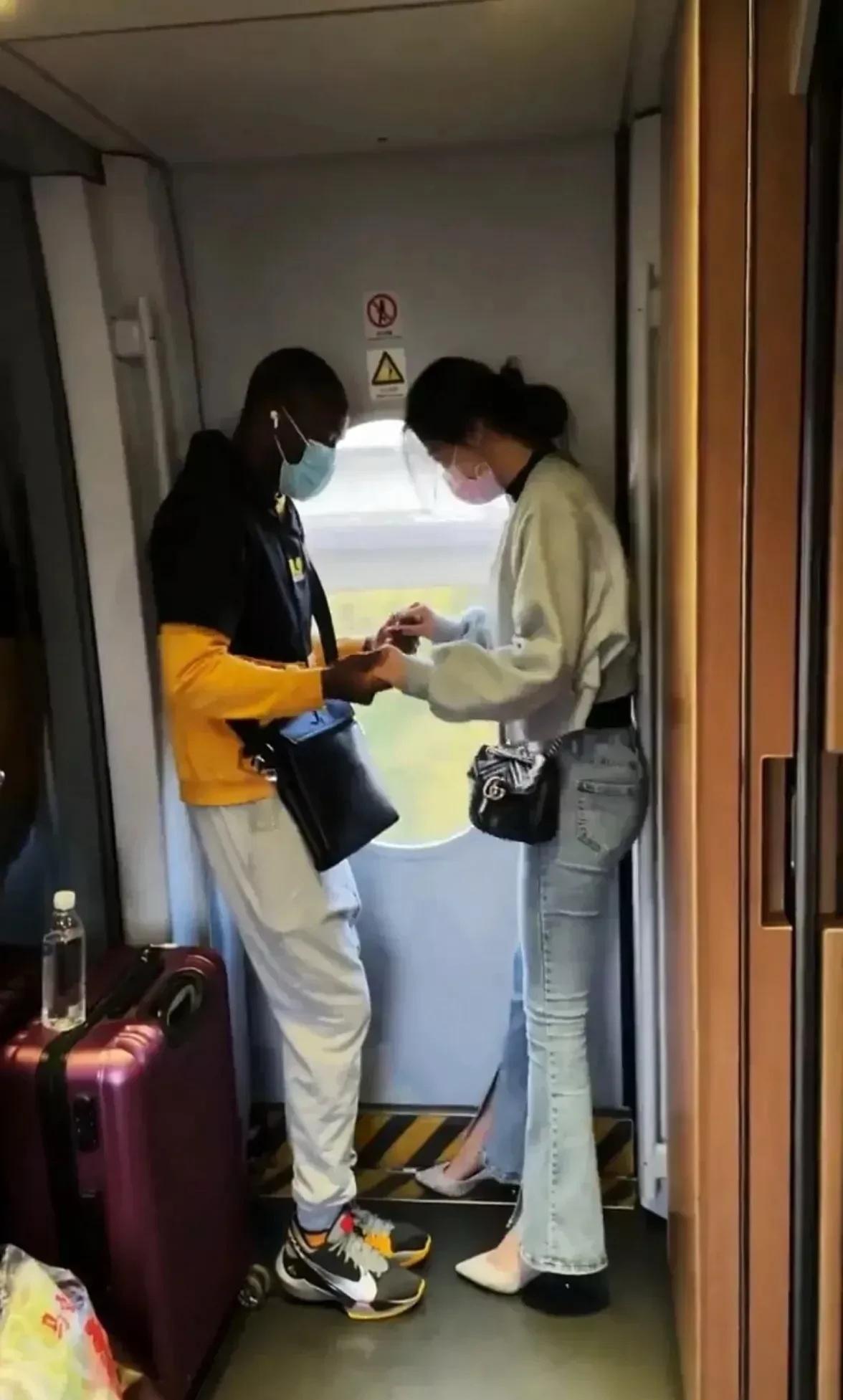 在火车上看到这一幕，感觉到无语，美女图什么啊。。。[笑哭]