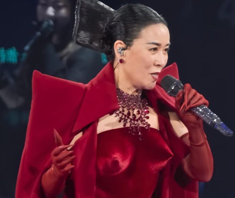 那英与刀郎的演唱会对比真的是“天差之别”！
 
这就更印证了一句话，那英是混圈子