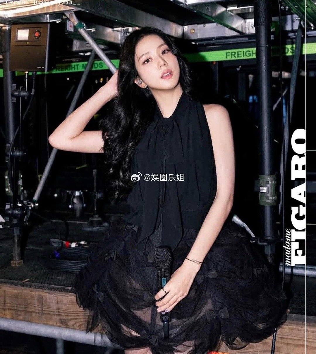 在BLACKPINK  DeadlineTour 巴黎站，Jisoo 连续两天的