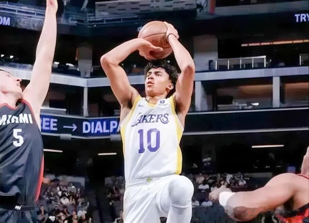  
北京时间7月14日NBA湖人队官方宣布:球队后卫球员马克斯.克里斯蒂因右臀遭