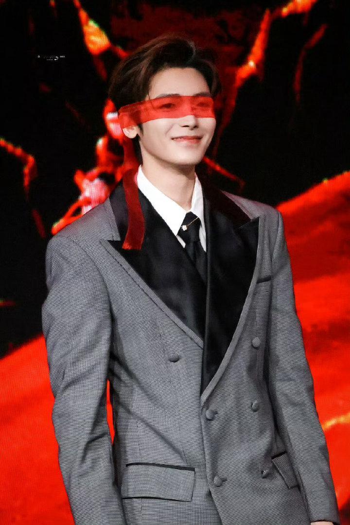 侯明昊到底看到了什么爱奇艺 他愣住的那几秒，弹幕都在刷“卡住了吗”。其实不是卡住