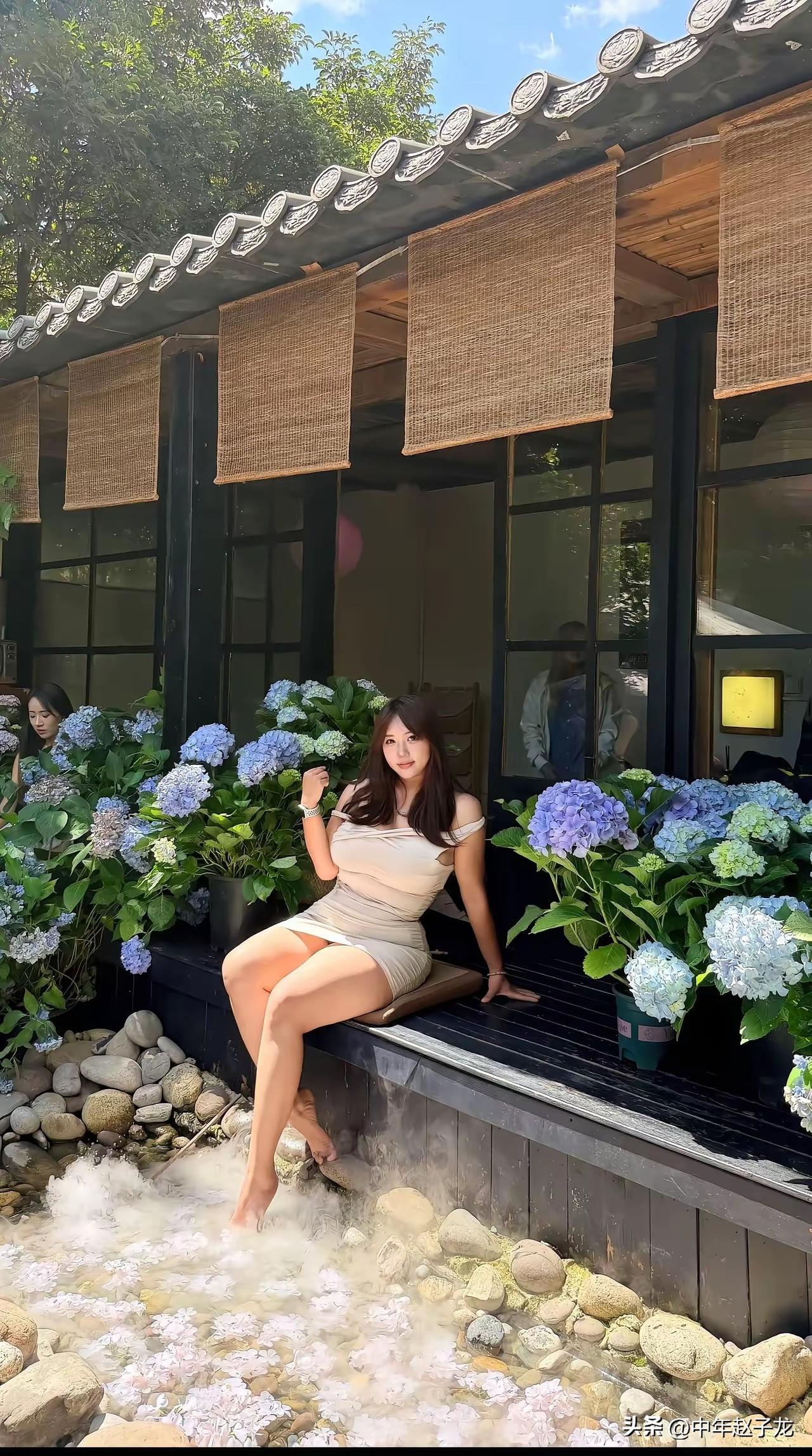我好幸福
 
暖融融的日光落在小院里，蓝紫色绣球花团团簇拥在身旁，脚下的浅溪漫着