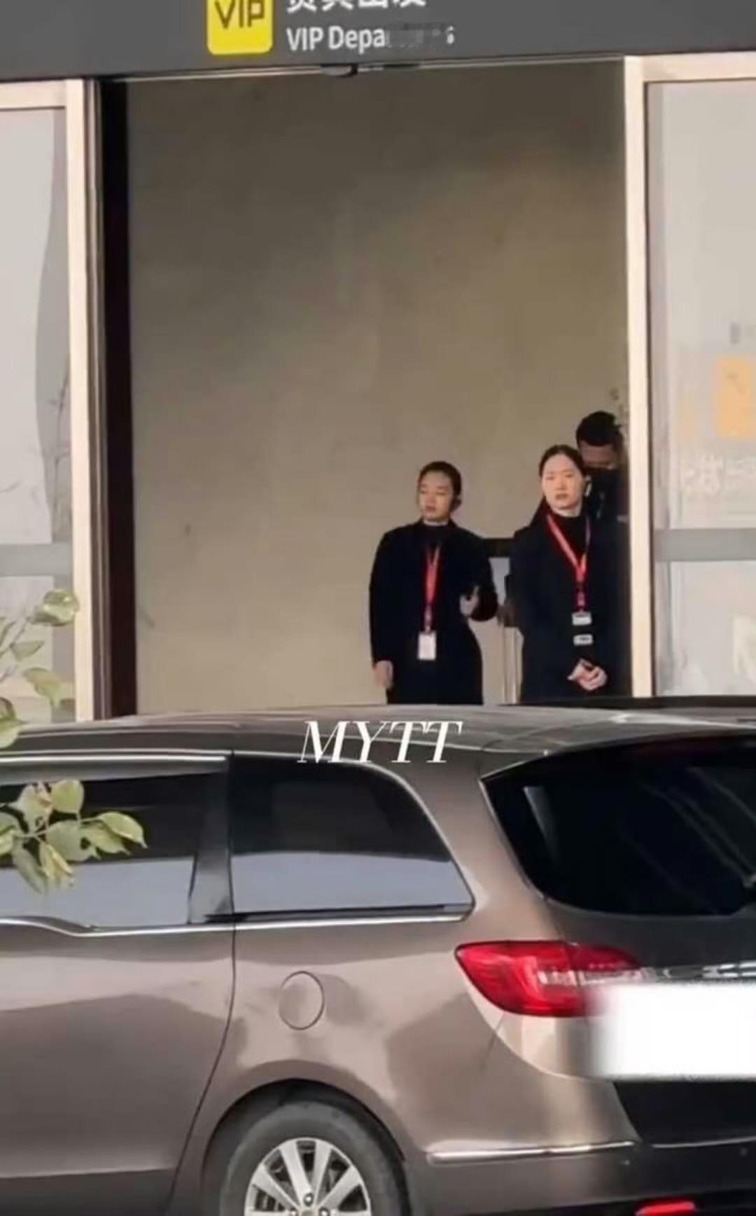 啊啊啊啊啊啊是新鲜的肖战！肖战到达宜昌啦～ 期待电影《得闲谨制》路演