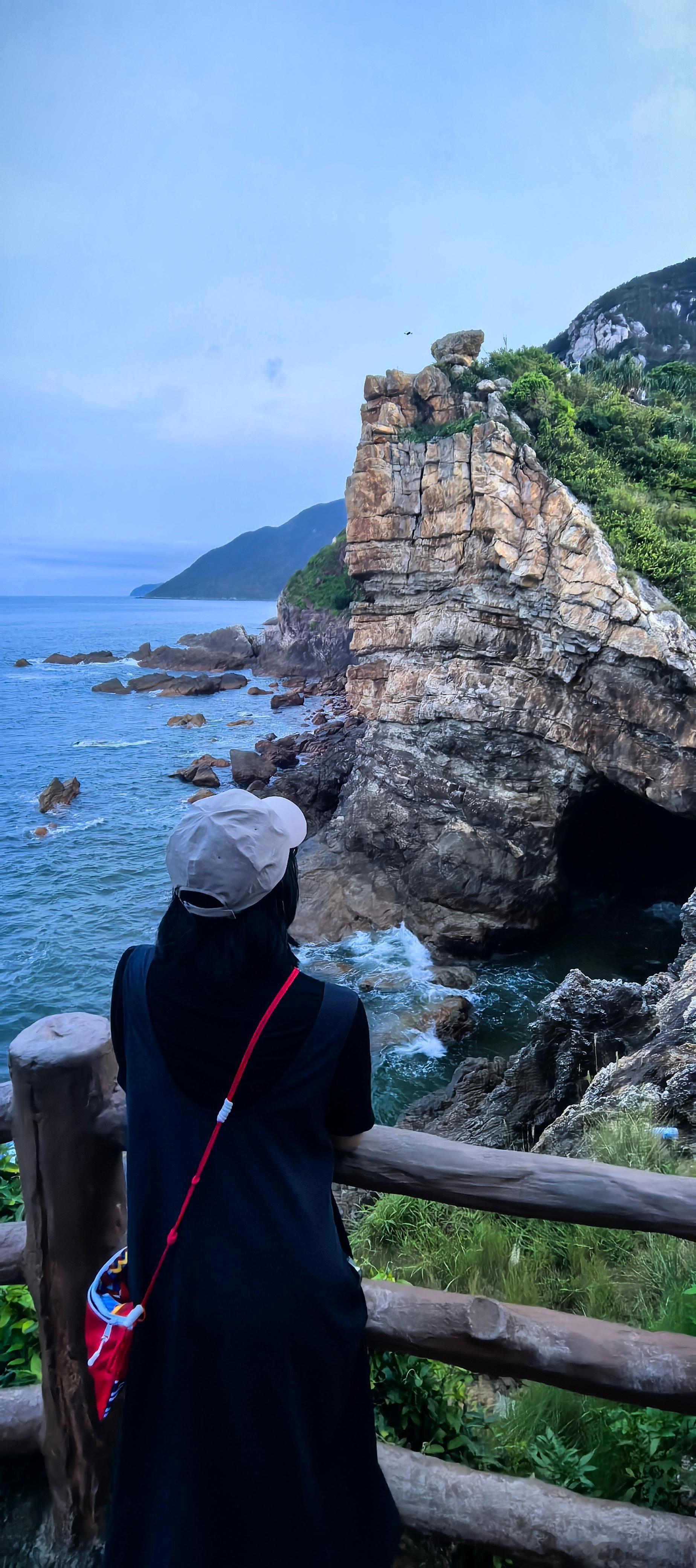 白天：俺不中了，我要回家晚上：旋转，跳跃，我还能走三公里 深圳·人鱼洞