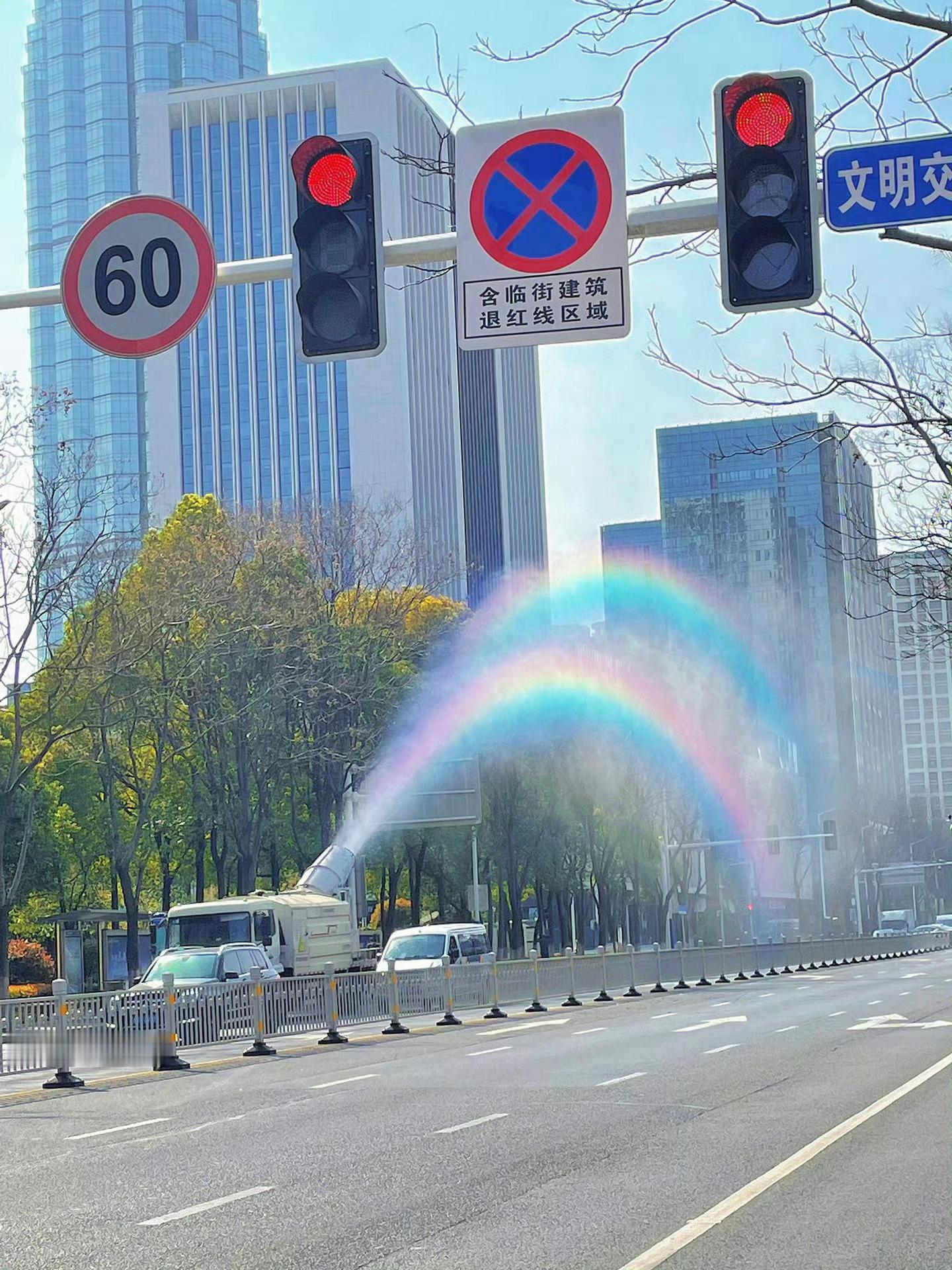 刷到彩虹洒水车  不要无视 明天会有好事发生