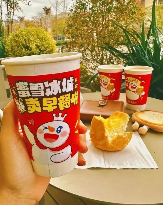 “冰淇淋+200%糖度”，蜜雪冰城勇闯好莱坞，给美国老铁带来一点小小的中国震撼。