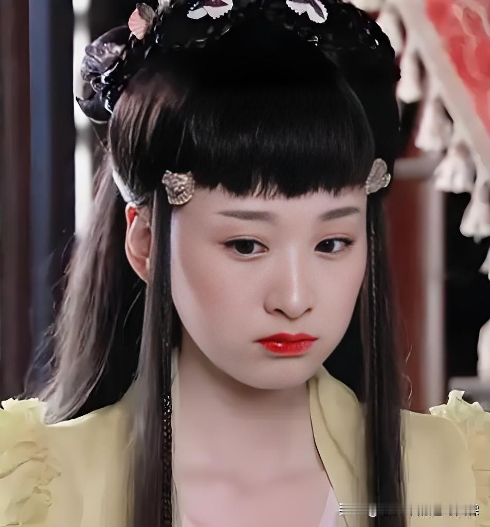 她真的是被刘海封印了颜值啊！《天天有喜》里的九妹，丑的不要不要的！

后来到了《