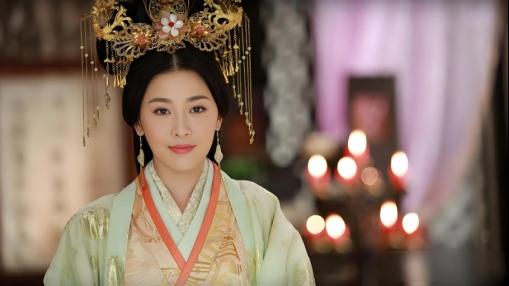 卫青32岁时，迎娶43岁已经三婚的寡妇平阳公主。洞房之夜，平阳公主坐在榻上，卫青